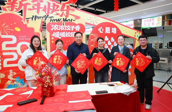 05黄思光与留校师生互致新春祝福_副本.jpg