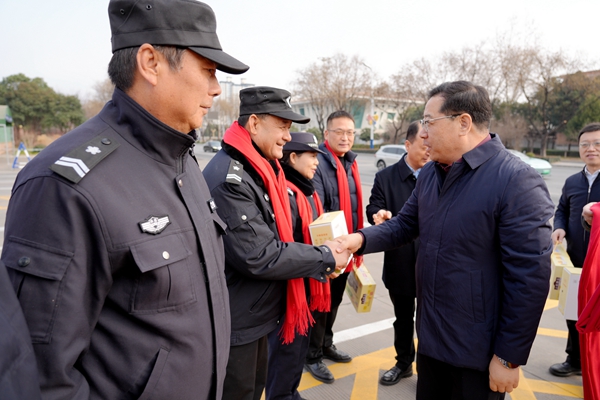 01黄思光在南校区东门口看望慰问值班人员_副本.jpg