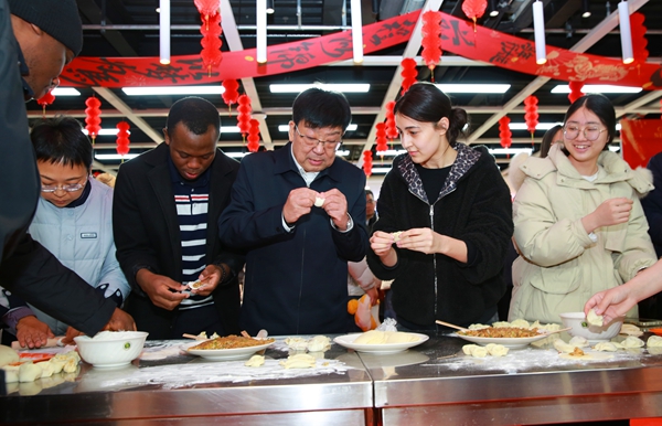 4吴普特与留校学生们一起包饺子_副本.jpg